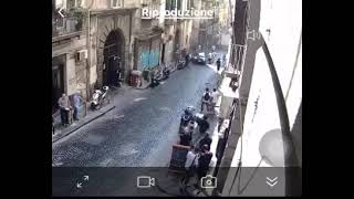 napoli-la-folle-corsa-del-camion-senza-freni-schiantato-nei-quartieri-spagnoli