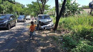 Akibat Jalan Berlubang, Mobil Xenia Tabrak Pohon Peneduh di Desa Pulau Pinang