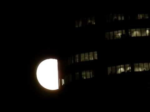 La Luna ocultándose tras la Torre de Cristal