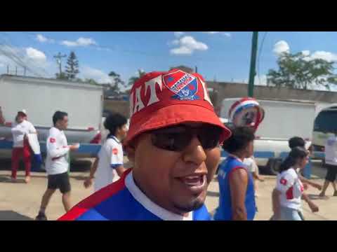 "Llegada de la Ultra Fiel al estadio Juan Ramón Brevé" Barra: La Ultra Fiel • Club: Club Deportivo Olimpia