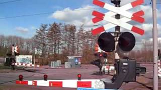 preview picture of video 'Dutch Railroad Crossing/ Level Crossing/ Bahnübergang/ Spoorwegovergang Delft / Rijswijk'