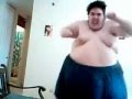 Толстый парень танцует Джигу-Джагу 