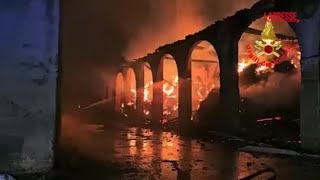 I vigili del fuoco spengono le fiamme nella cascina colpita dal fulmine