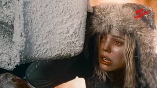 بتتخا.نق مع حبيبها وبتسافر لكن بتتفاجئ ان المطار مقفول ولما بترجع المدينه كانت الكااار.ثه😬ملخص فيلم