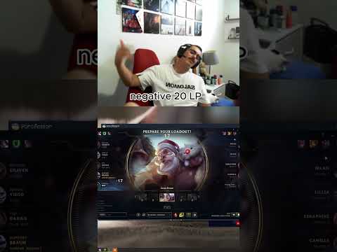 Santa Braum throws gifts.. #leagueoflegends #leagueoflegendsclips #riotgames #leagueoflegendsfunny