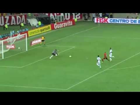 Paulinho aproveita jogada rápida e aumenta para o Flamengo