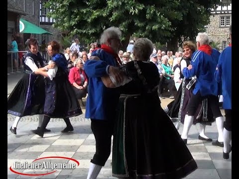 Blasmusik und Trachtentanz auf dem Schiffenberg