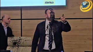Սև ներկ՝ վրացի պաշտոնյայի դեմքին. քաշքշուկ է տեղի ունեցել ընտրության արդյունքների ամփոփման ժամանակ