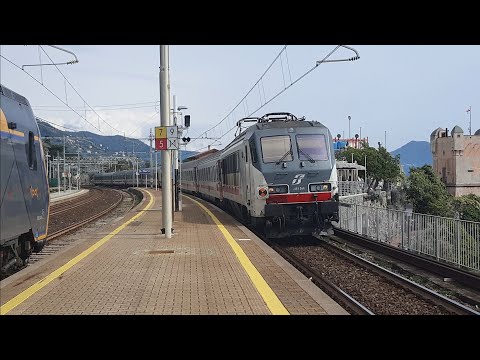 IC 510 Salerno - Torino, E.401.014 in transito a Genova Nervi