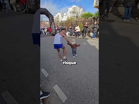 Il abandonne presque sa victoire pour courir avec son fils