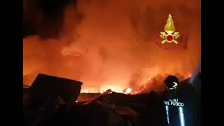 inferno-di-fuoco-nell-ex-scatolificio-fabbrica-distrutta-dalle-fiamme