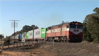 preview picture of video 'Container Train at Armstrong.  Sat 05/03/11'
