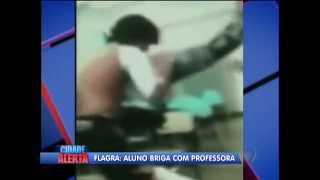 Aluno sai na mão com professora dentro de escola 20.09.2012