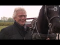 Portret van John Berends, de commissaris die achter zijn paard tot rust komt