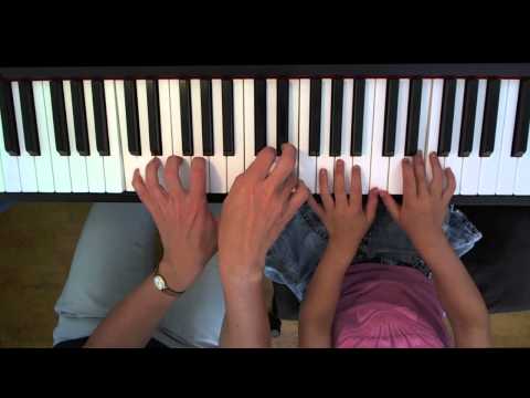 Lieke plays 'In het bos daar staat een huisje'