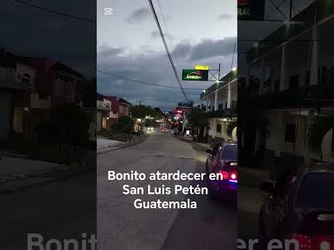 un bonito atardecer en el centro de San Luis Petén Guatemala
