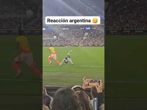 La tribuna estalla con la reacción argentina #futbol #seleccioncolombia #luisdiaz #argentina #shorts