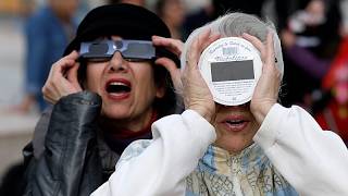 La carrera por conseguir las gafas para el eclipse solar