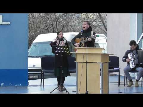 Mă uit spre cerul luminos și ochii-ncep a plânge (Manu și Emanuela Tomuș)