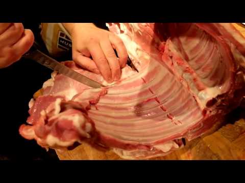 Se Teo Flavet stycka ett lamm