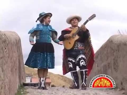 JULIA ILLANES Y RONALD CONTRERAS Charanguito LLora guitarra (Huayno)