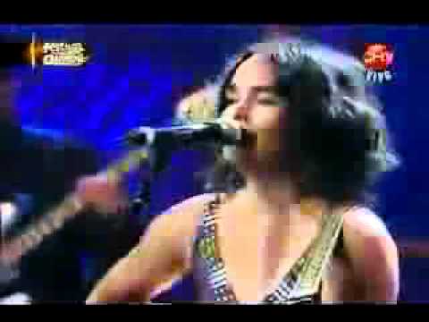 Camila Moreno - Manuel Garcia - Nano Stern - Millones - letra y video ( festival de Olmue 2010 )