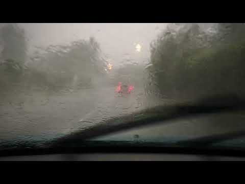 MalTempo a Milano Tra Acqua e Grandine,Forte Rumore della Pioggia Durante il Tragitto nella Tempesta