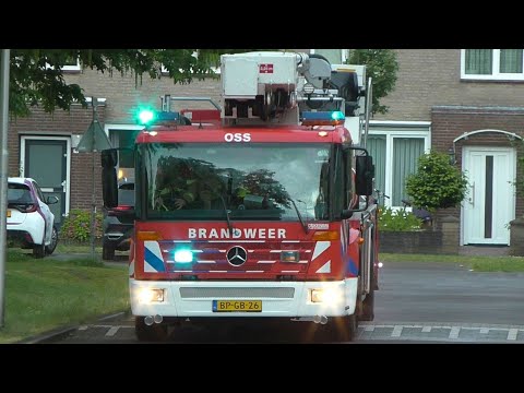 Brandweer Oss TS 21-3131 en HW 21-3151 met spoed naar een Woningbrand aan de Albardastraat in Oss