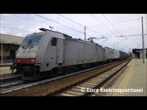 Doppia trazione simmetrica di E186 XR sul TEC Domo II - Novara Boschetto, in transito a Borgomanero.