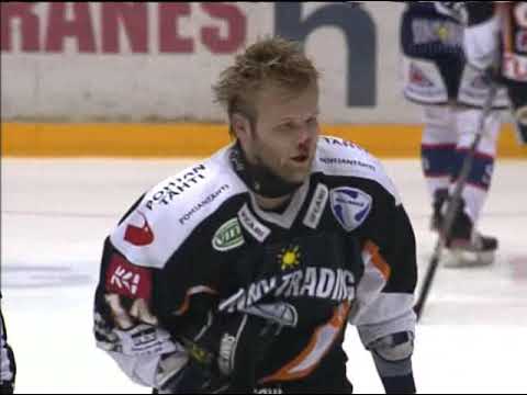 11.4.2006 Jermu Porthen (HIFK) taklaa Pasi Nielikäistä (HPK)