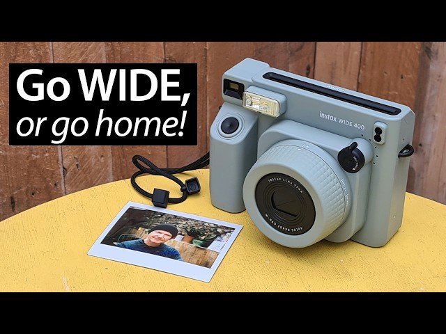 Vídeo relacionado con instax Wide 400. Cámara instantánea con autoexposición y Control del Flash. Utiliza película instax Wide Que se Vende por Separado. Color Negro