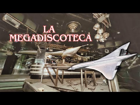 Discoteca anni 90 abbandonata - c'è un aereo sulla pista da ballo!