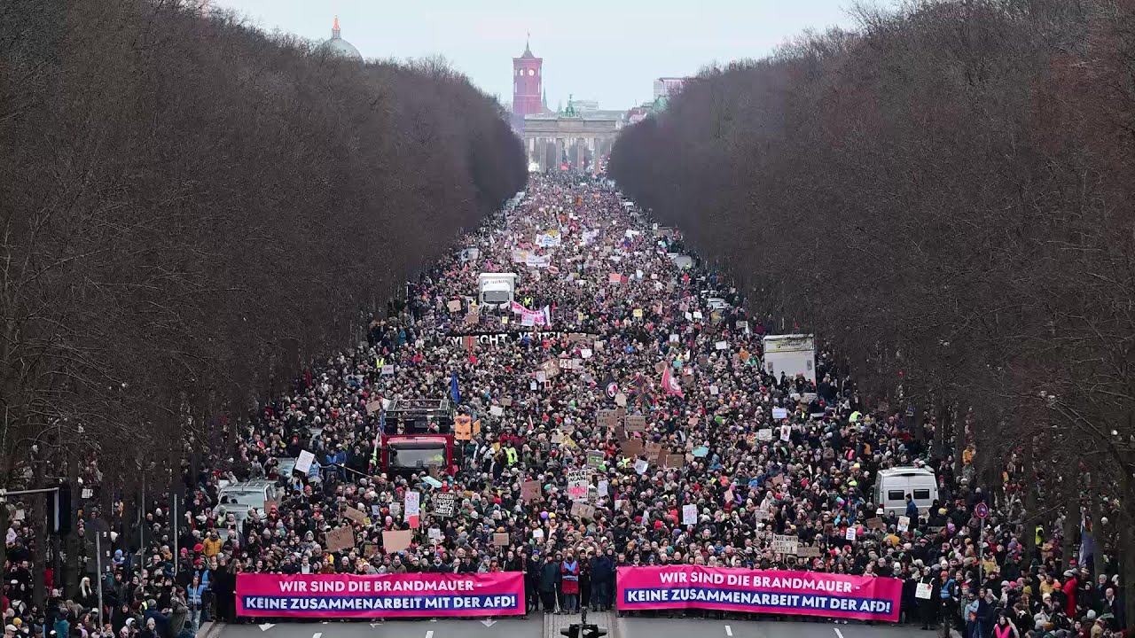 Milhares protestam em Berlim contra aliança da direita com extrema direita | AFP
