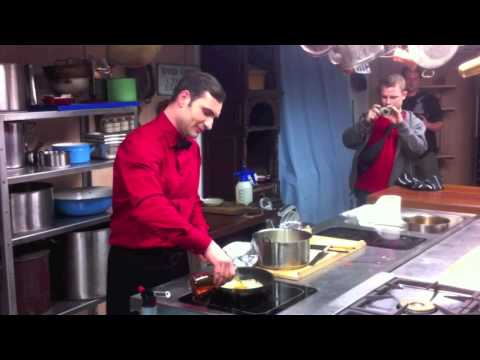 Jiří Macháček vaří Crepe Suzzete v Prakulu