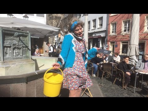 Das Rheinische Landestheater Neuss geht in die Stadt - Sardinen in Dem Hesse singe Brunne