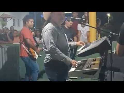 Edimilson batista fazendo a festa no paiol distrito de Jacaraci ba logo após cavalgada.