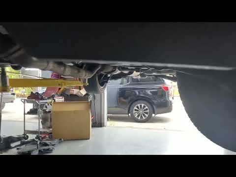 Demonstrating a failing CV axle shaft on a 2014 Ford explorer(2)