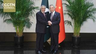 El canciller chino, Wang Yi, se reúne con su homólogo pakistaní, Mohammad Ishaq Dar