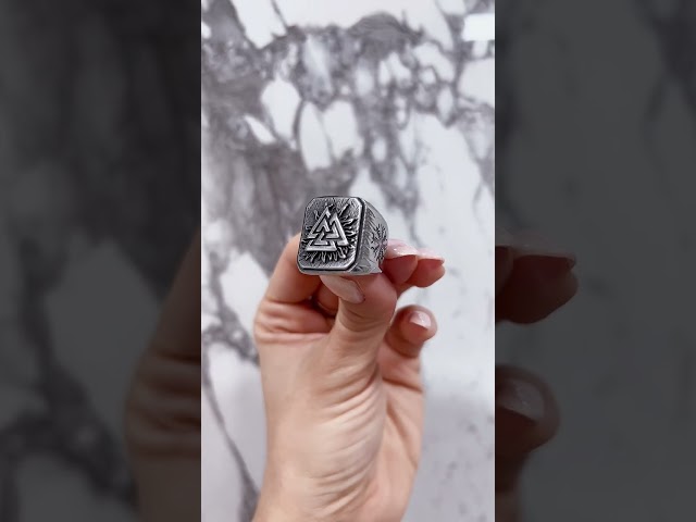 Vídeo relacionado con Auriselle Anillo vikingo para hombre con diseño de dragón volador ajustable, joya retro punk hip hop gótica unisex vintage, regalo de cumpleaños/Navidad para hombres, niños y mujeres