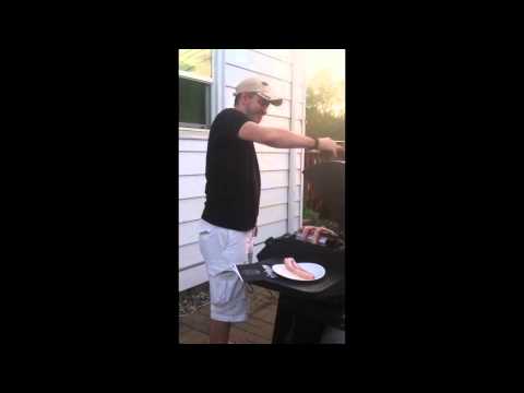 Grubo dopie*dolił! Koleś usmażył sobie boczek na... 