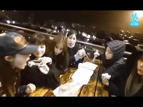161118 T-ARA Vlive Jiyeon feeding Hyomin after performing Music Bank in Gyeongju