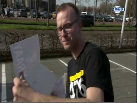 Beut met gesigneerde biografie Hans Kraay jr. voorafgaande aan NAC - Vitesse 1-0 zaterdag 7 april 20