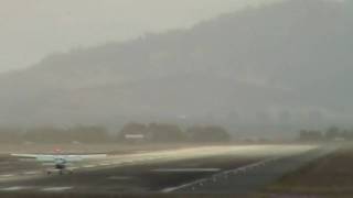 preview picture of video 'TasAir Cessna 172 (VH-MKQ) - Touch & Go's - Hobart'