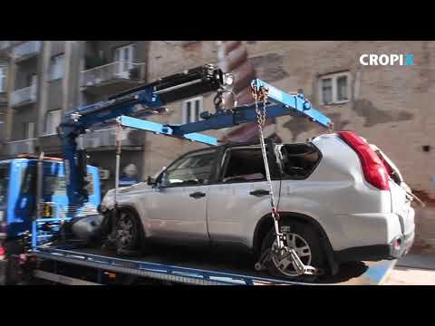 Radnici odvoze osteceni automobil koji je stradao u potresu