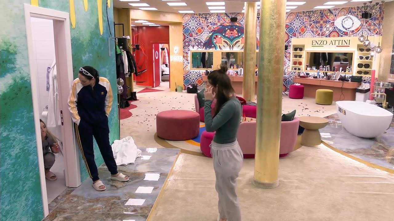 Vazhdon loja/ Erjola ndjek Sara Karaj për t'i marrë shiritin