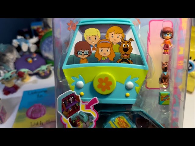 Vídeo relacionado con Polly Pocket x Scooby Doo Estuche de colaboración Conjunto de Juego con minimuñecos de Scooby y Velma Dinkley, vehículo de Juguete de la Mystery Machine, JKC85