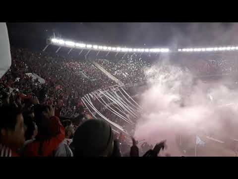 "River vs cruzeiro ((recibimiento del mas grande))âšªâšªðŸ”´ðŸ”´âšªâšª" Barra: Los Borrachos del Tablón • Club: River Plate