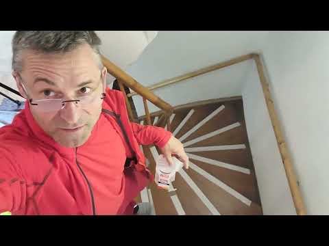 Treppe mit Malervlies für Renovierungsarbeiten abdecken. Doppelseitiges Klebeband Rückstandsfrei