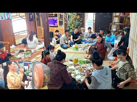 The culinary customs on the second day of Tet at A Quynh's house, catching fish from the pond to ...
