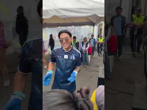 ALCALDE NETO BRAN ENTREGANDO PESCADO A LOS VECINOS DE MIXCO GUATEMALA